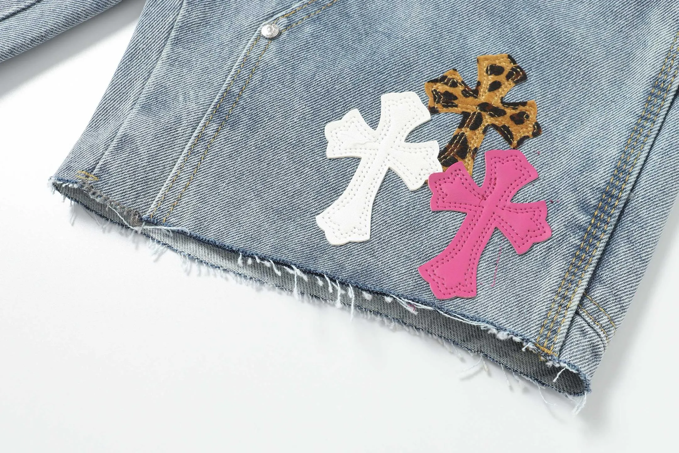 KE201#P216 The only correct leather label version on the market Chrome Hearts CH Cross embroidery distressed jeans Top ceiling quality 100% correct version The correct version is here!  Believe me this must be the best quality you will ever come across! ! Excellent value for money! !  Styles with different washes and textures are very friendly to people with thin legs and thick legs. The straight version is very flattering to the shape of the legs. The moderate length is timeless and easy to match. It is the basis of various styles and a must-have in the wardrobe! ! Add a little stacking to easily control the clean fit trend that has exploded this year. The fabric is stiff but also makes the upper body soft without losing texture. The sides and cuffs of some styles have a bone-wash effect. The vintage flavor pops up all at once. It’s really hard not to love it! ✅Correctly customize the Croxin metal leather label on the back panel. It is not sold directly with the cross on the finished jeans. 1:1 copying strives for excellence and the details are perfectly grasped. ✅The cross leather label is clear and smooth. Exquisite turning top craftsmanship. ✅Buttons, zippers and hardware are all customized versions of the Croxin LOGO. ✅High-cost washing process. Size: 28 30 32 34 36 (5 sizes)